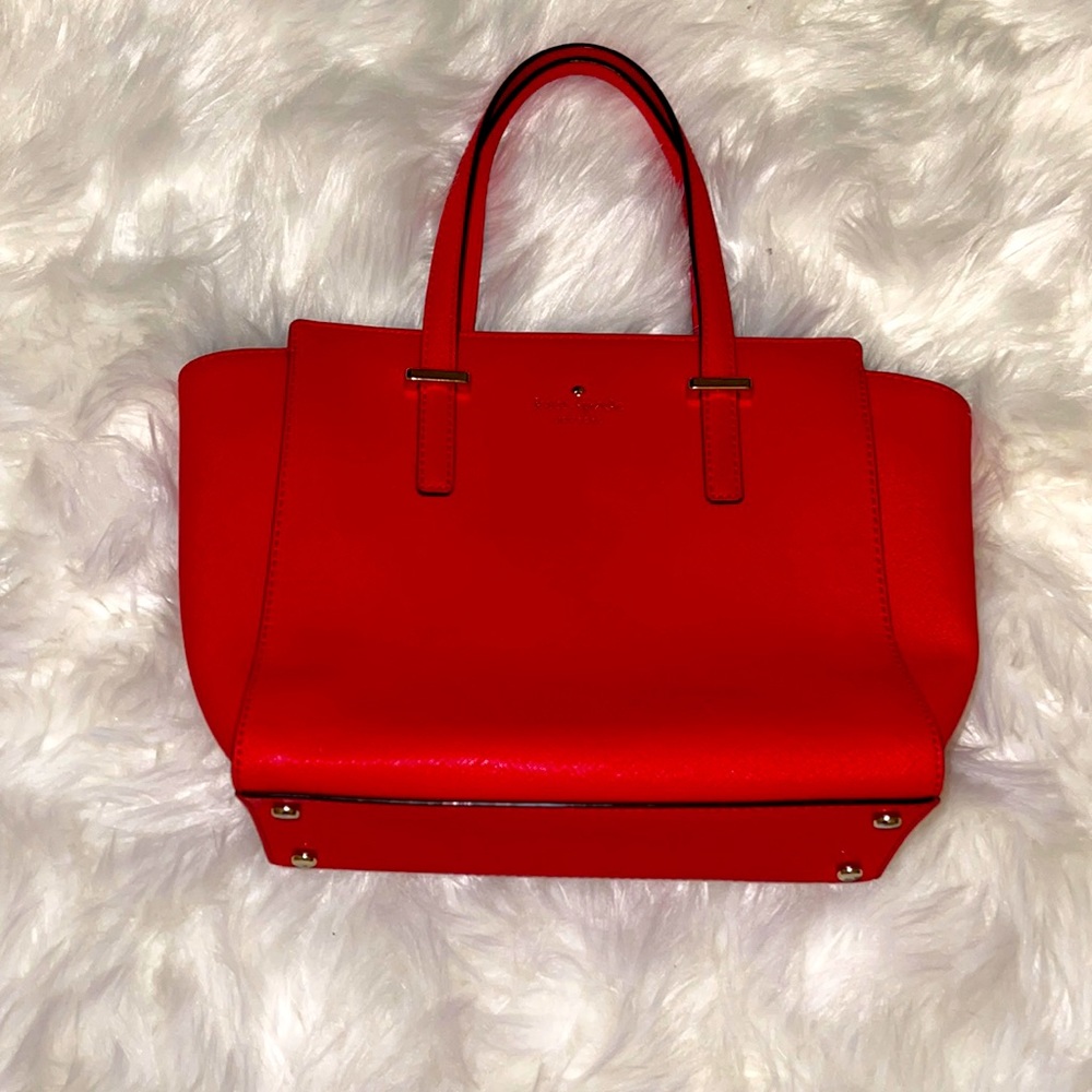 Small Kate Spade handbag. Fits wallet, sunglasses, keys, phone and more